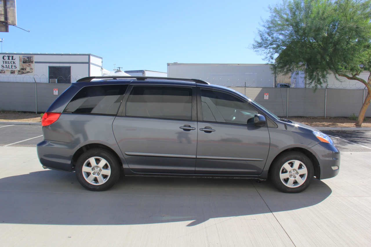 2007 Toyota Sienna LE photo 3