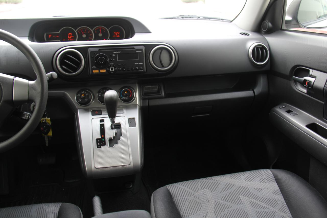 Scion xB 5-Door Wagon 4-Spd AT 2012