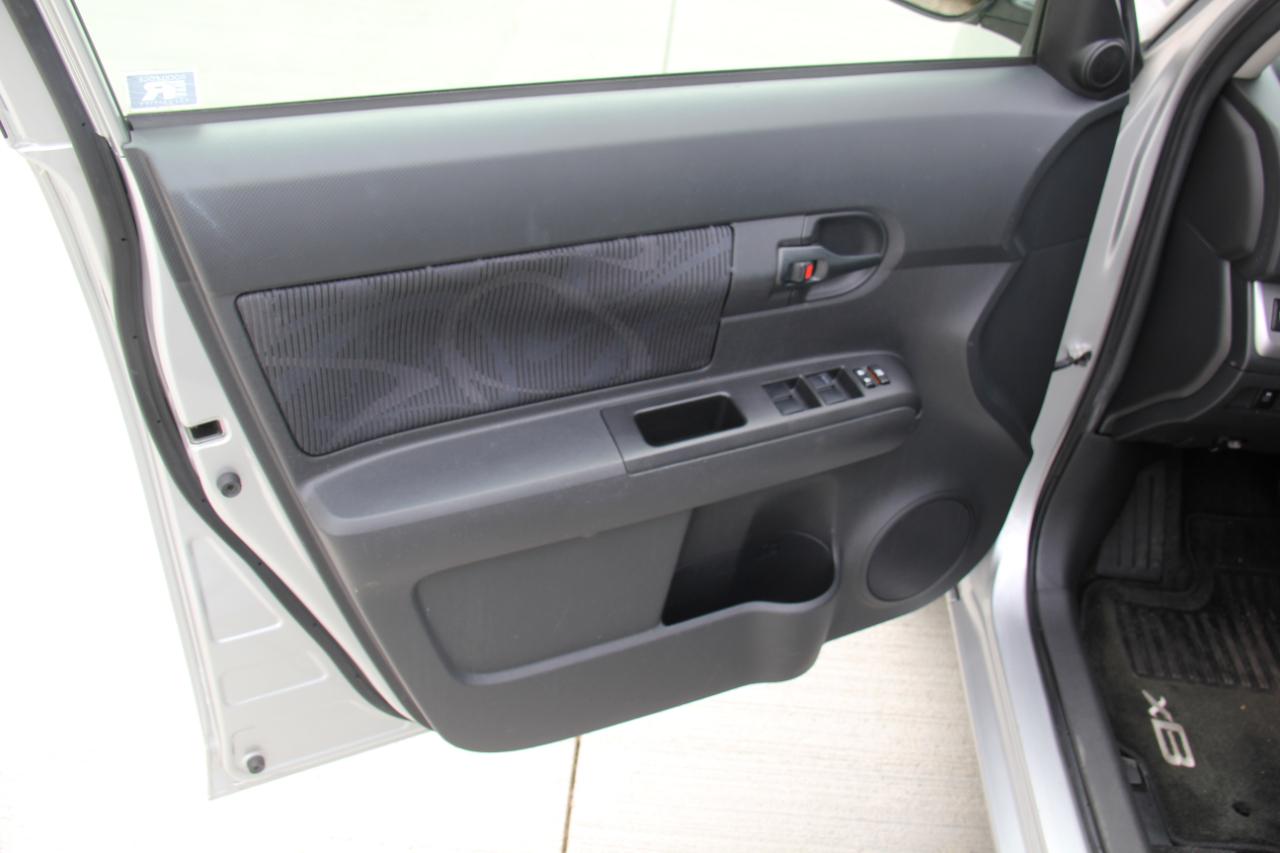 Scion xB 5-Door Wagon 4-Spd AT 2012