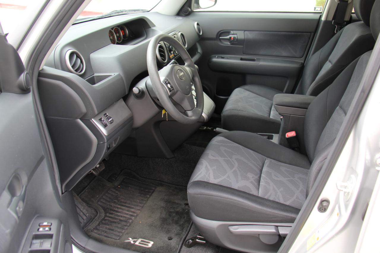 Scion xB 5-Door Wagon 4-Spd AT 2012