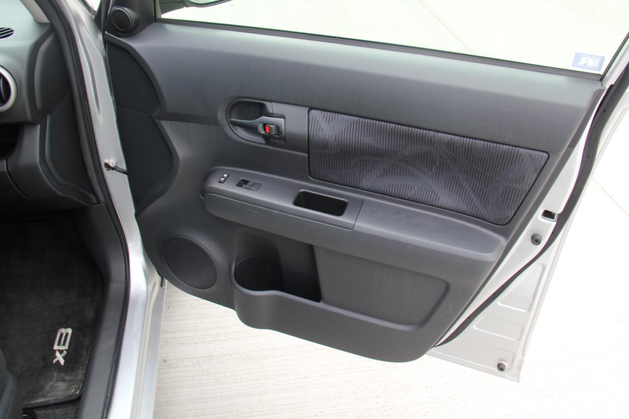 Scion xB 5-Door Wagon 4-Spd AT 2012