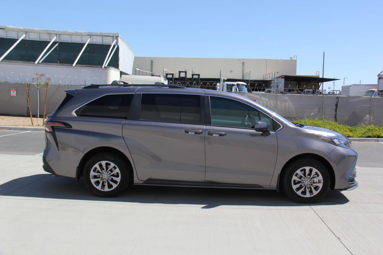 Toyota Sienna LE 8-Passenger 2024