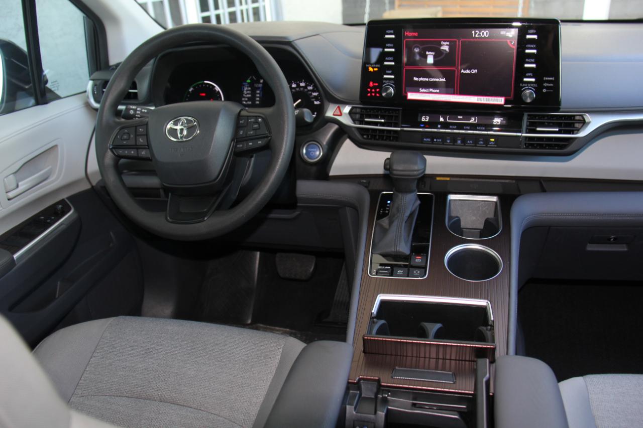 Toyota Sienna LE 8-Passenger 2024