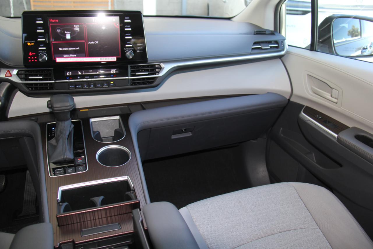 Toyota Sienna LE 8-Passenger 2024