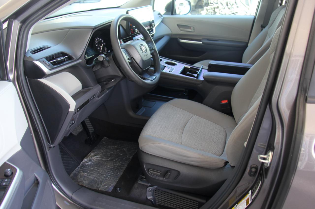 Toyota Sienna LE 8-Passenger 2024