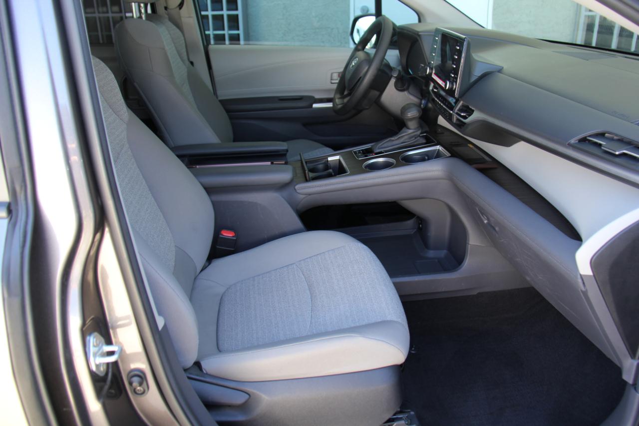 Toyota Sienna LE 8-Passenger 2024
