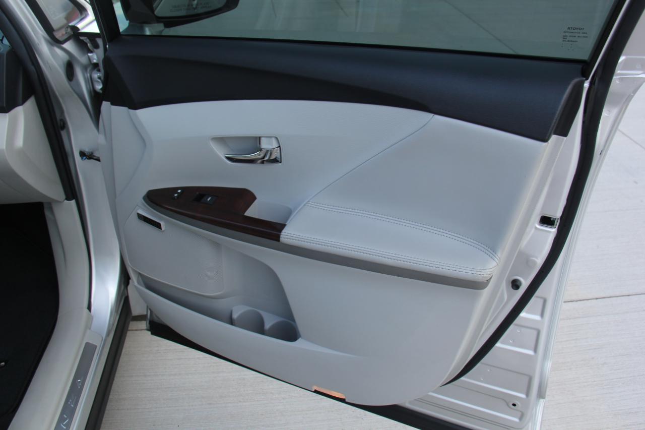 Toyota Venza FWD V6 2011