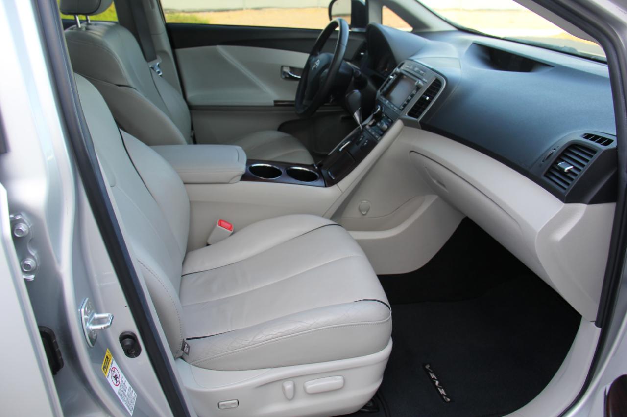 Toyota Venza FWD V6 2011