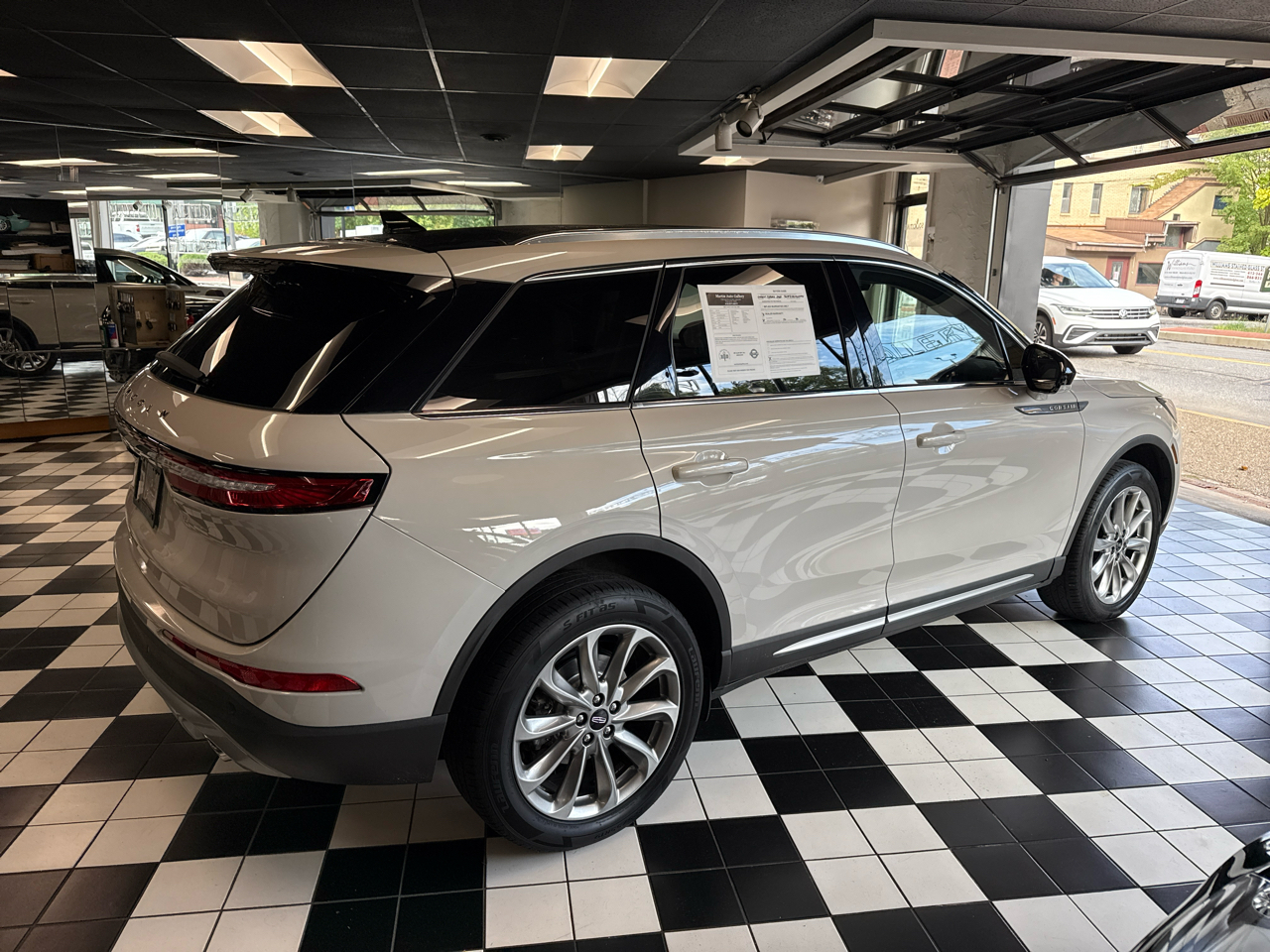 2022 Lincoln Corsair Standard photo 2
