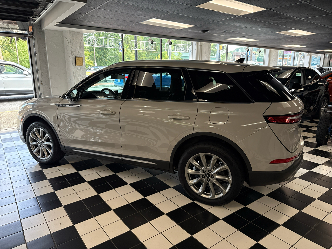 2022 Lincoln Corsair Standard photo 4
