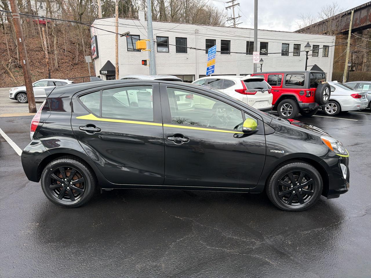 Toyota Prius c Persona 4D Hatchback 2016