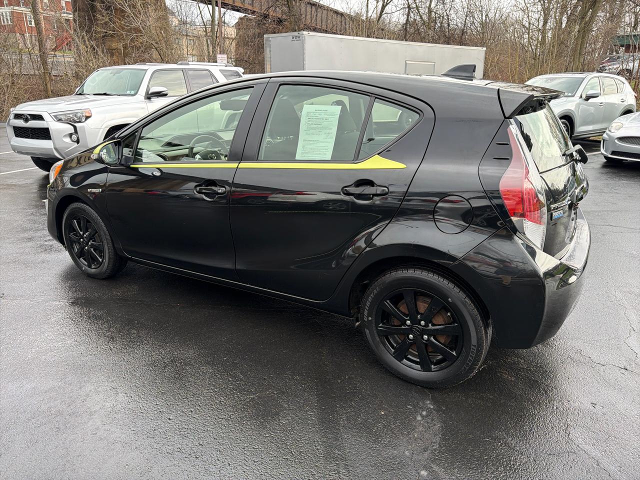 Toyota Prius c Persona 4D Hatchback 2016