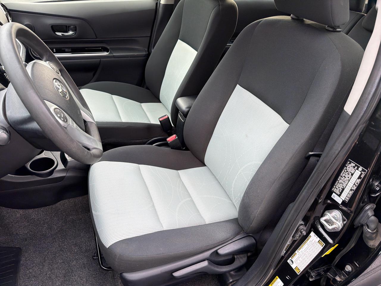 Toyota Prius c Persona 4D Hatchback 2016