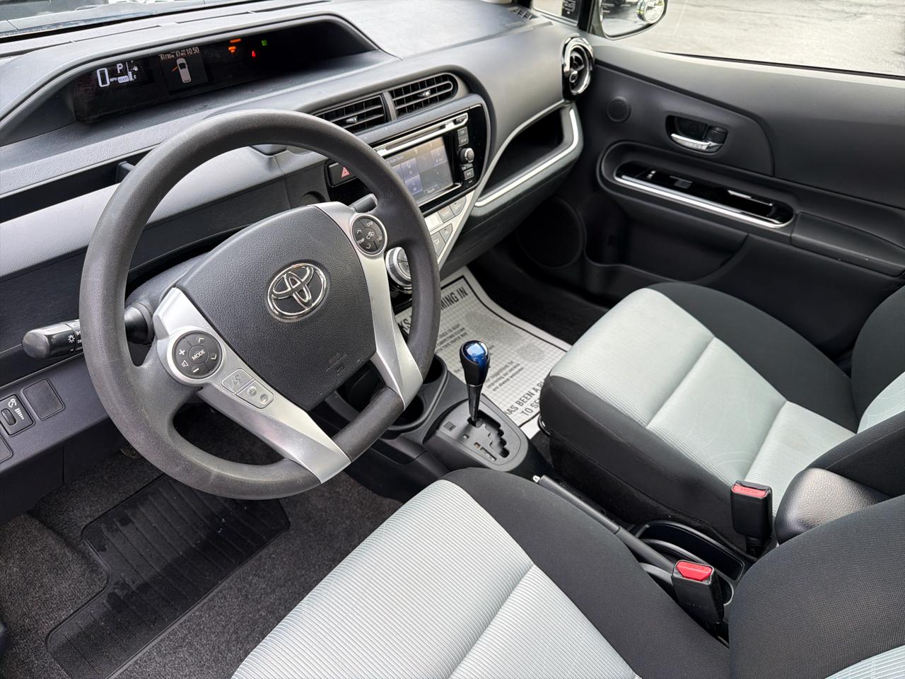 Toyota Prius c Persona 4D Hatchback 2016