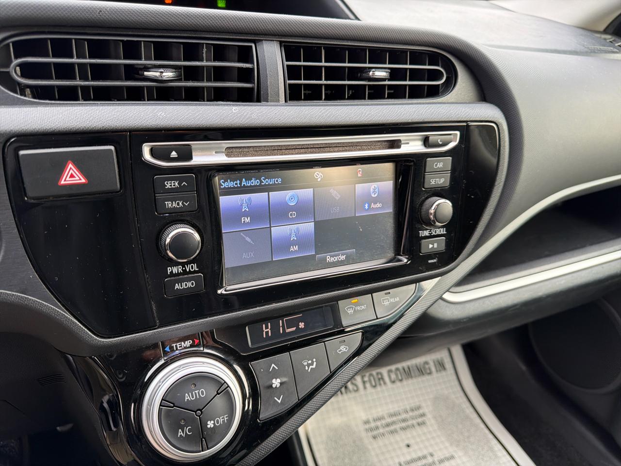 Toyota Prius c Persona 4D Hatchback 2016