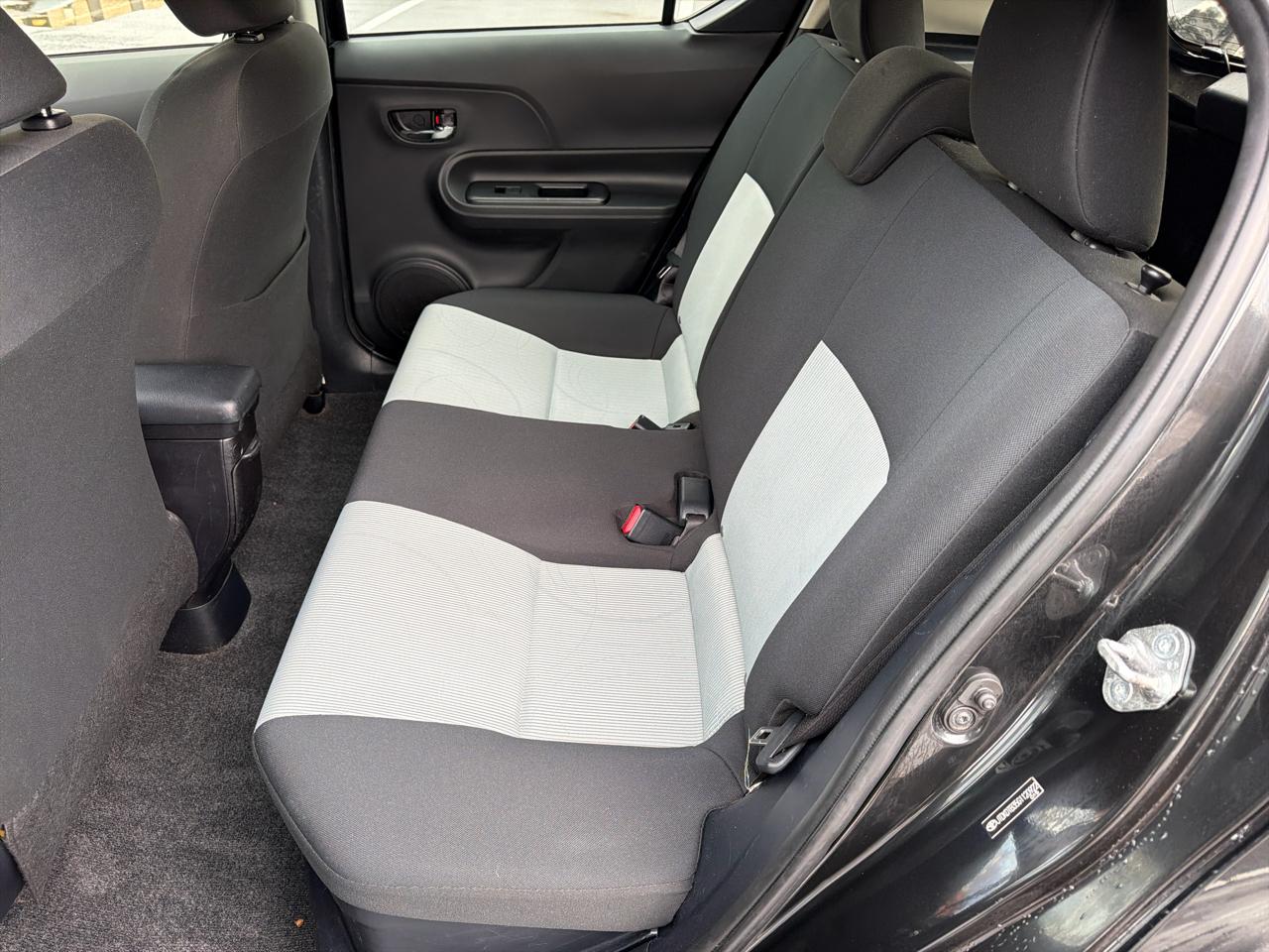 Toyota Prius c Persona 4D Hatchback 2016