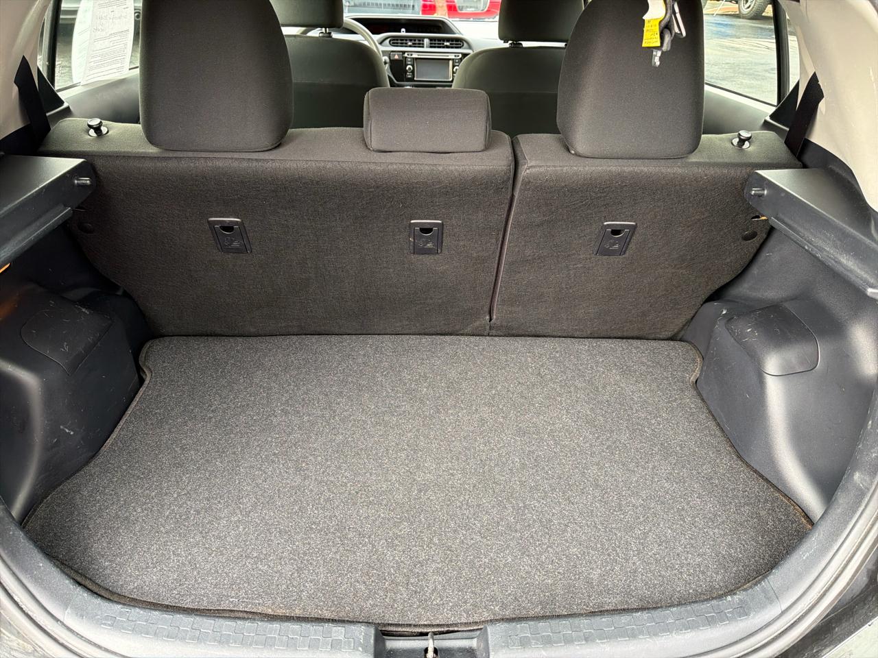 Toyota Prius c Persona 4D Hatchback 2016