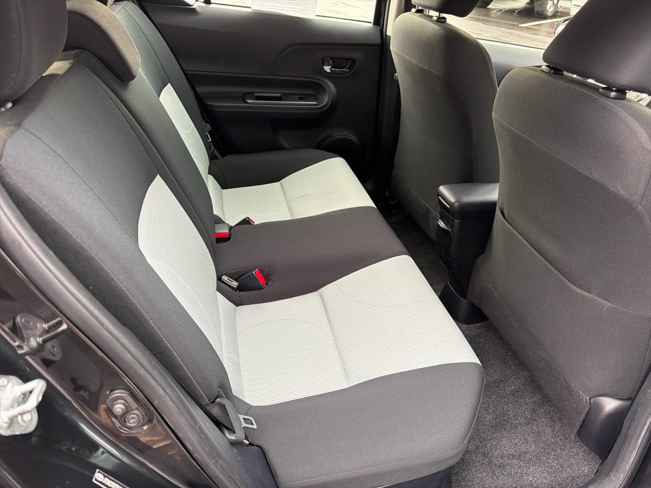 Toyota Prius c Persona 4D Hatchback 2016