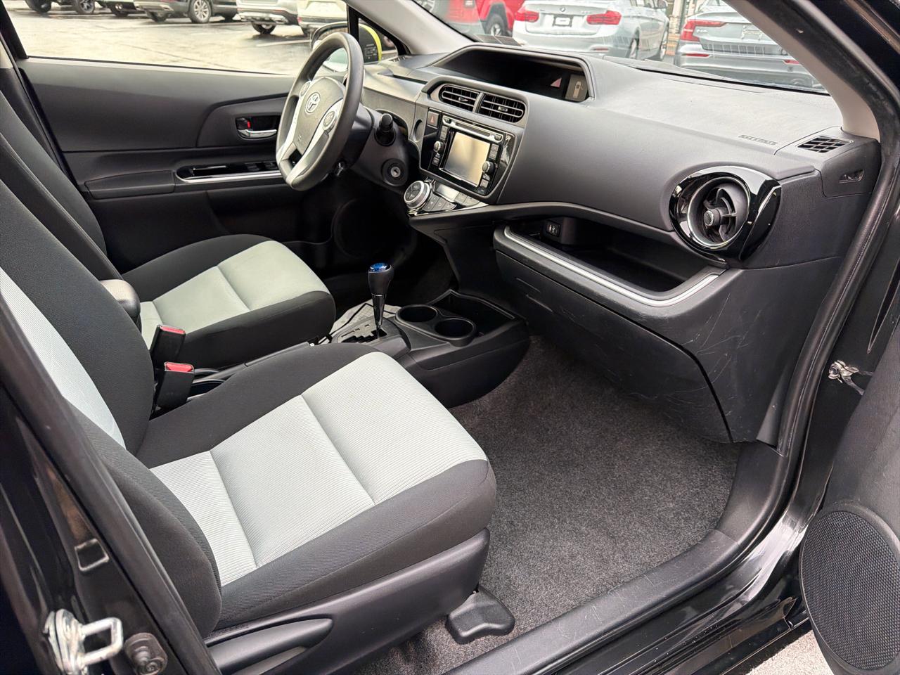 Toyota Prius c Persona 4D Hatchback 2016