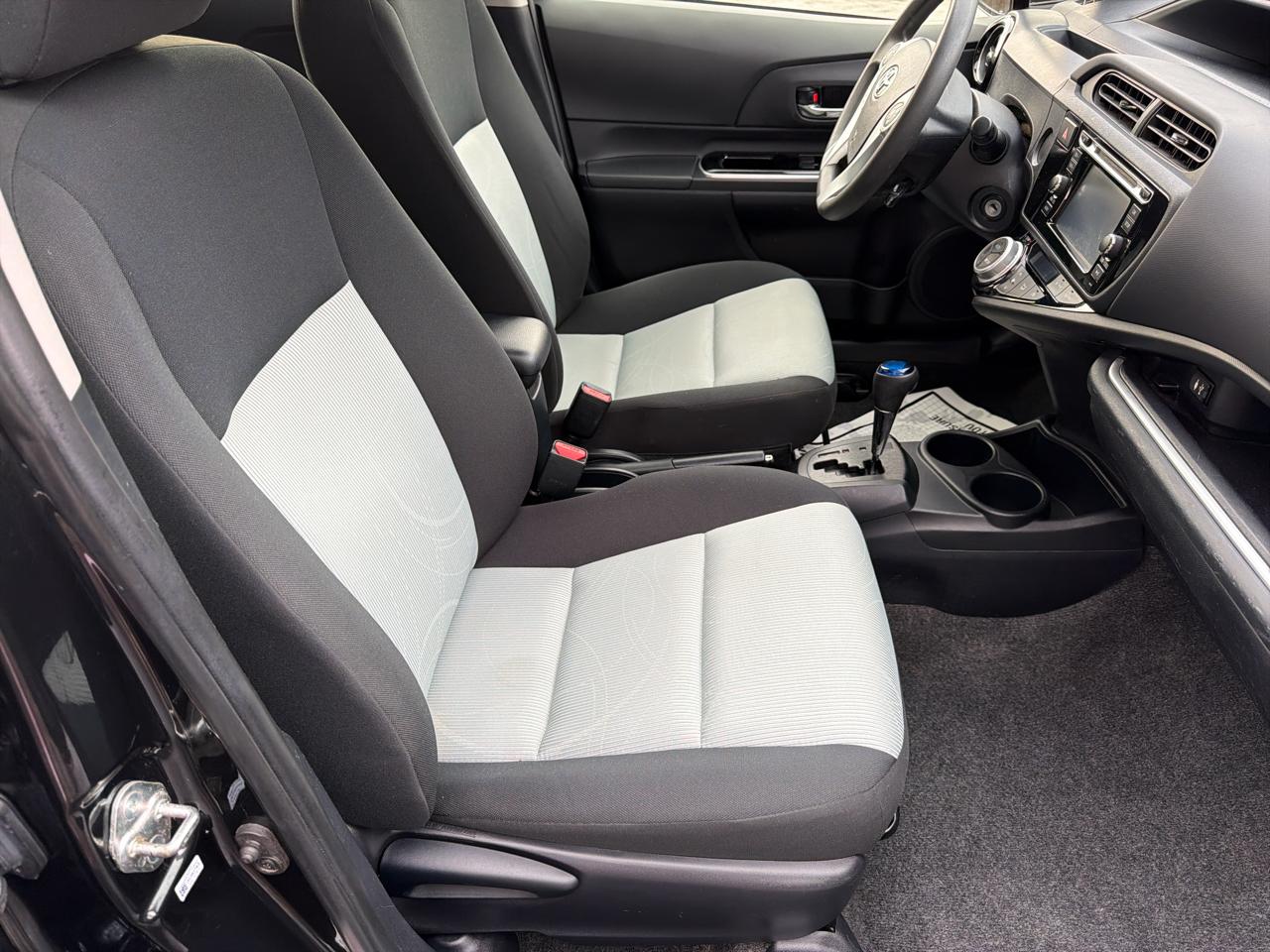 Toyota Prius c Persona 4D Hatchback 2016