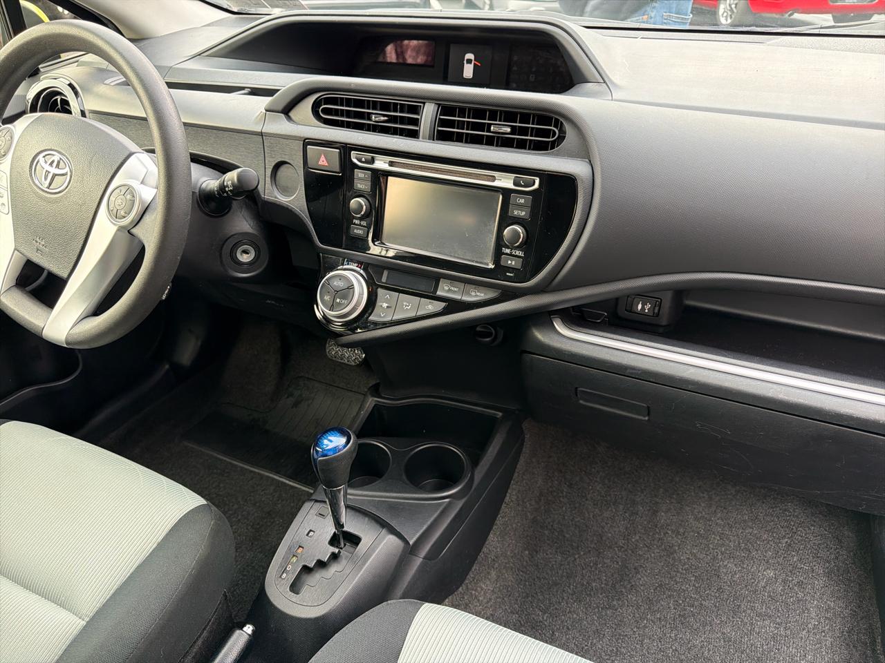 Toyota Prius c Persona 4D Hatchback 2016