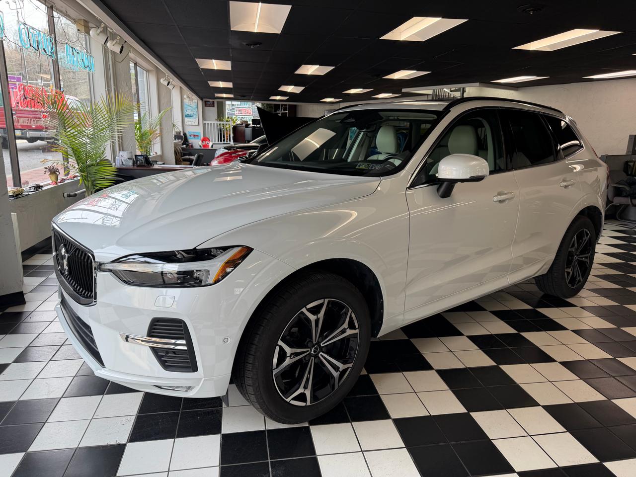 2022 Volvo XC60 T8 Momentum Hybrid AWD