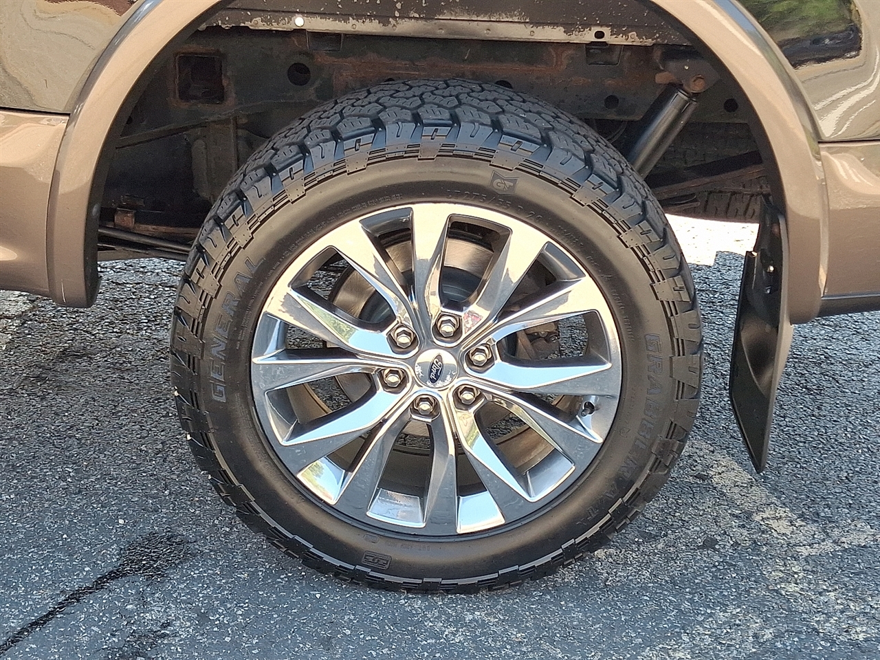 Ford F-150 4WD SuperCrew 145" Lariat 2016 Ford F-150 4WD SuperCrew 145" Lariat 2016