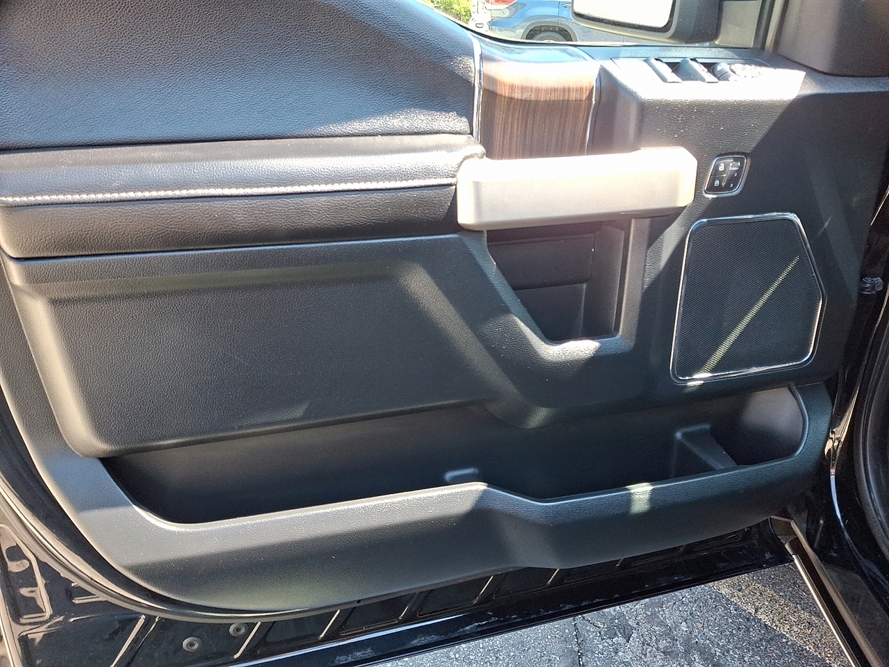 Ford F-150 4WD SuperCrew 145" Lariat 2016 Ford F-150 4WD SuperCrew 145" Lariat 2016