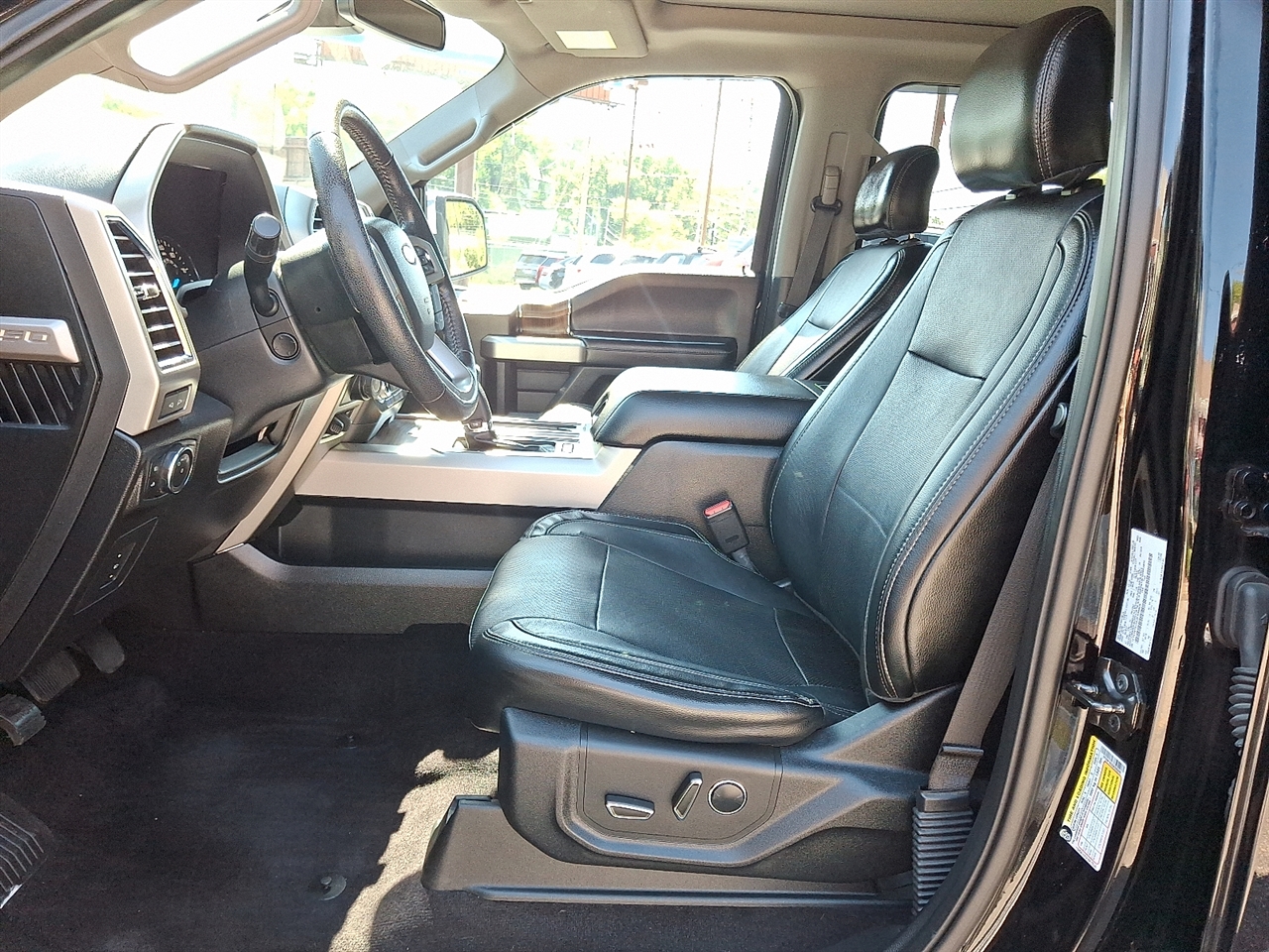 Ford F-150 4WD SuperCrew 145" Lariat 2016 Ford F-150 4WD SuperCrew 145" Lariat 2016