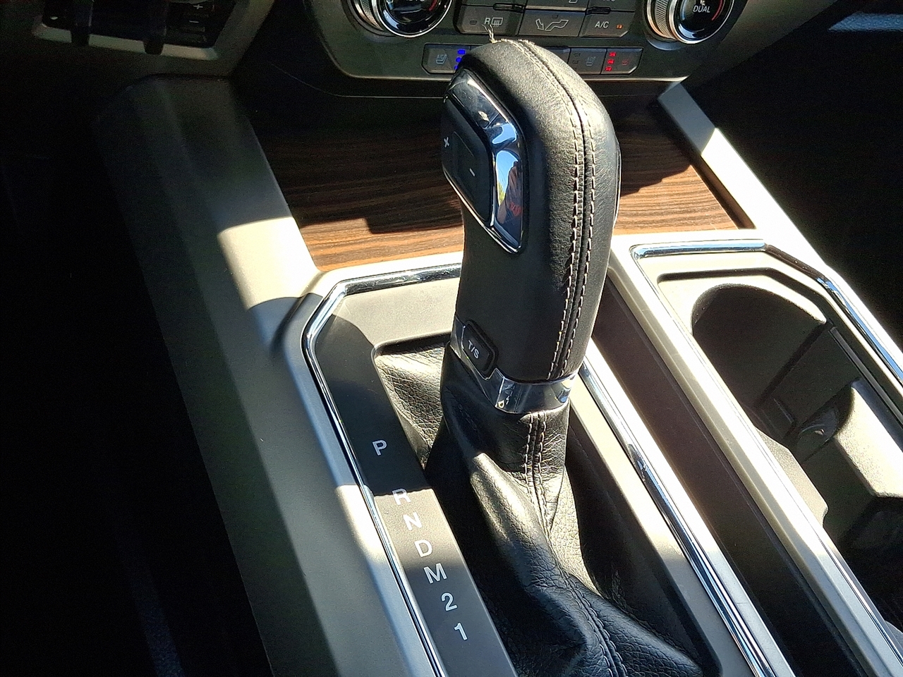 Ford F-150 4WD SuperCrew 145" Lariat 2016 Ford F-150 4WD SuperCrew 145" Lariat 2016