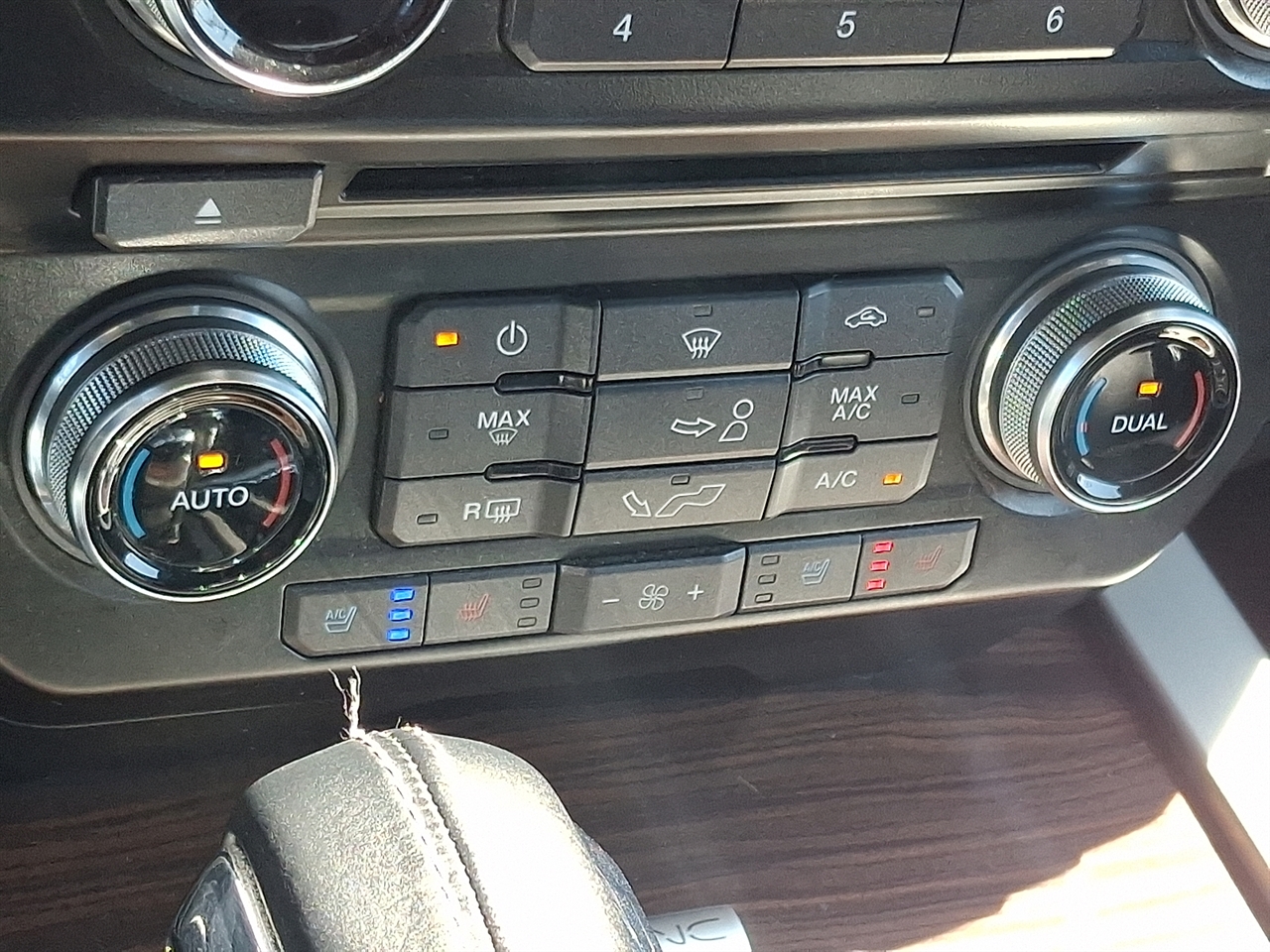 Ford F-150 4WD SuperCrew 145" Lariat 2016 Ford F-150 4WD SuperCrew 145" Lariat 2016