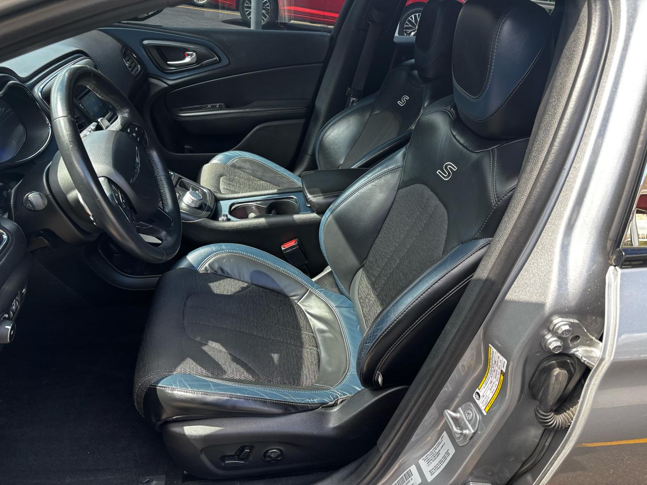 Chrysler 200 4dr Sdn S AWD 2015