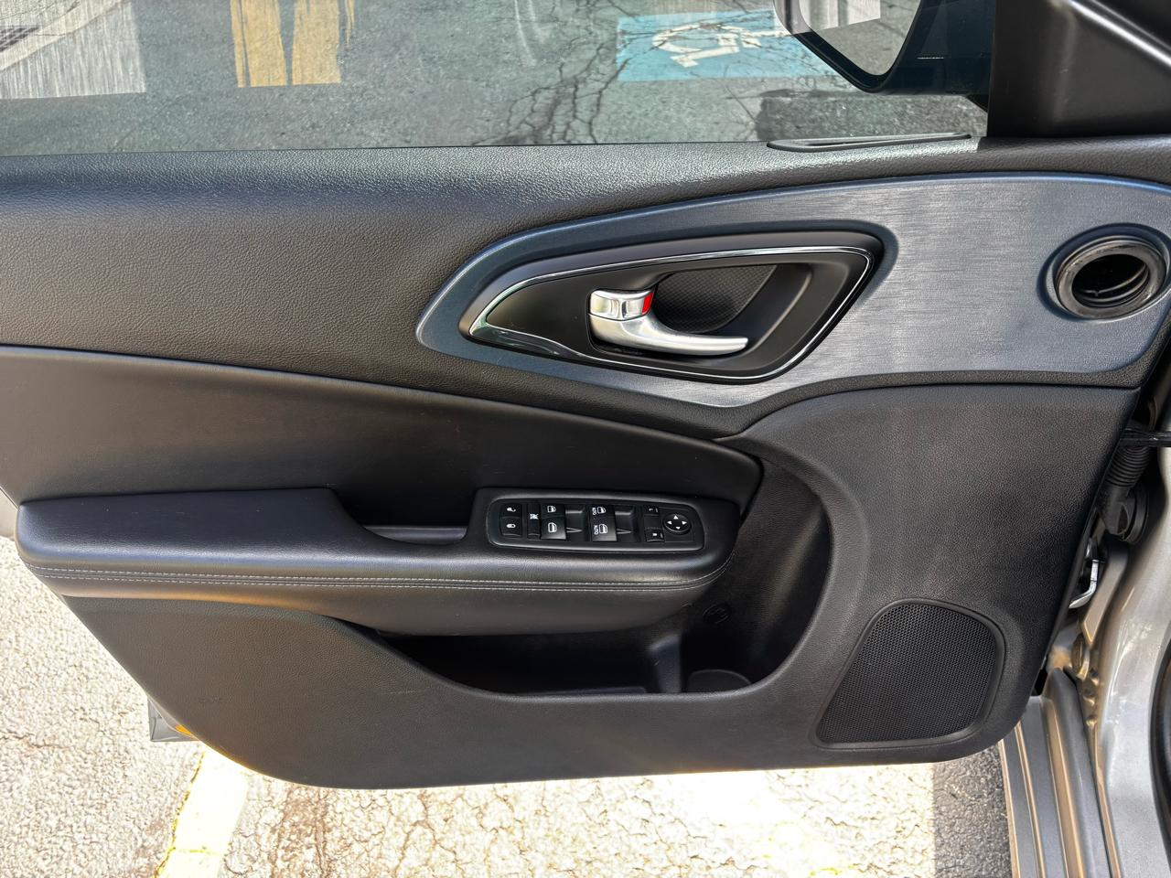 Chrysler 200 4dr Sdn S AWD 2015