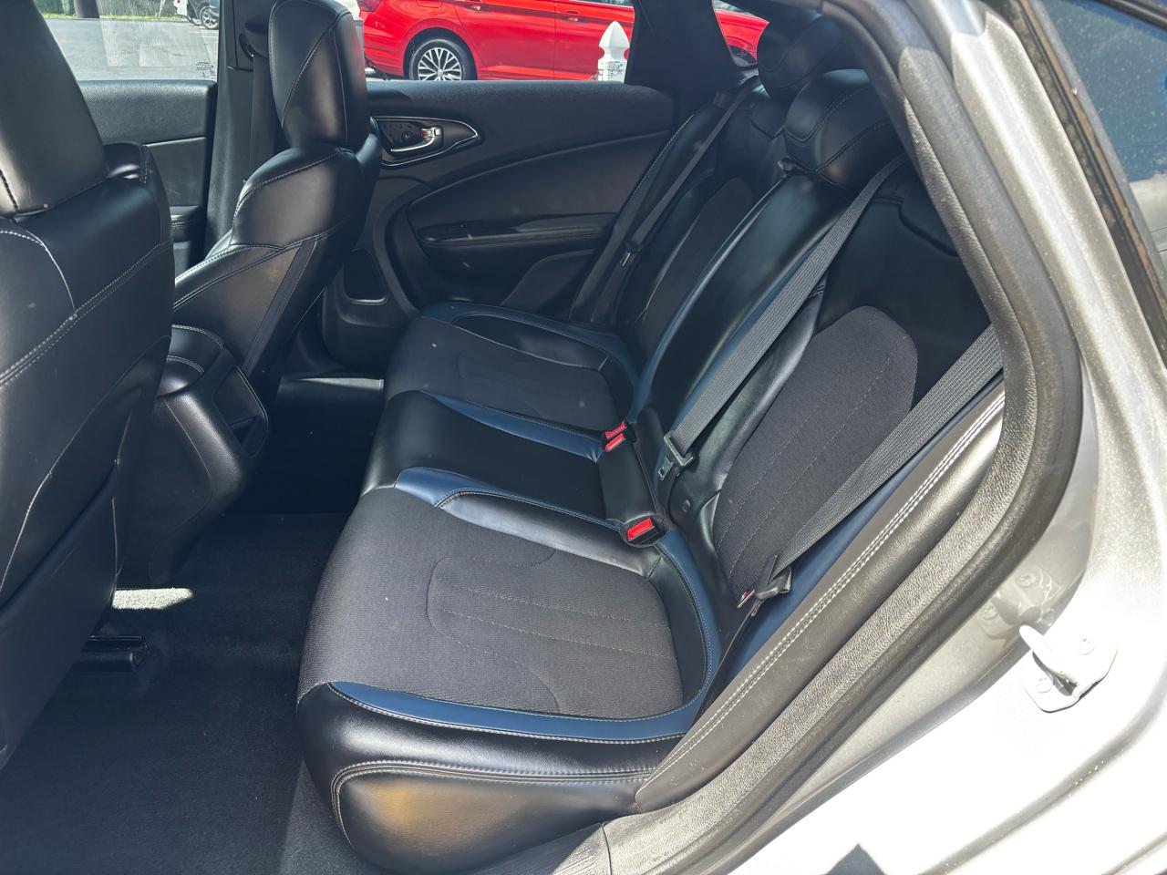 Chrysler 200 4dr Sdn S AWD 2015