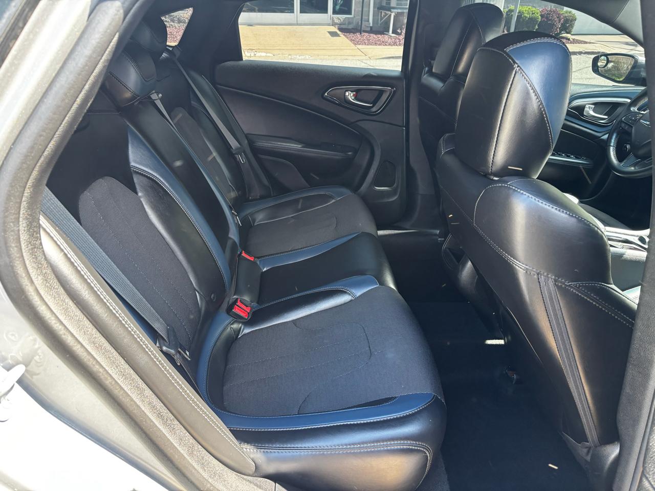 Chrysler 200 4dr Sdn S AWD 2015
