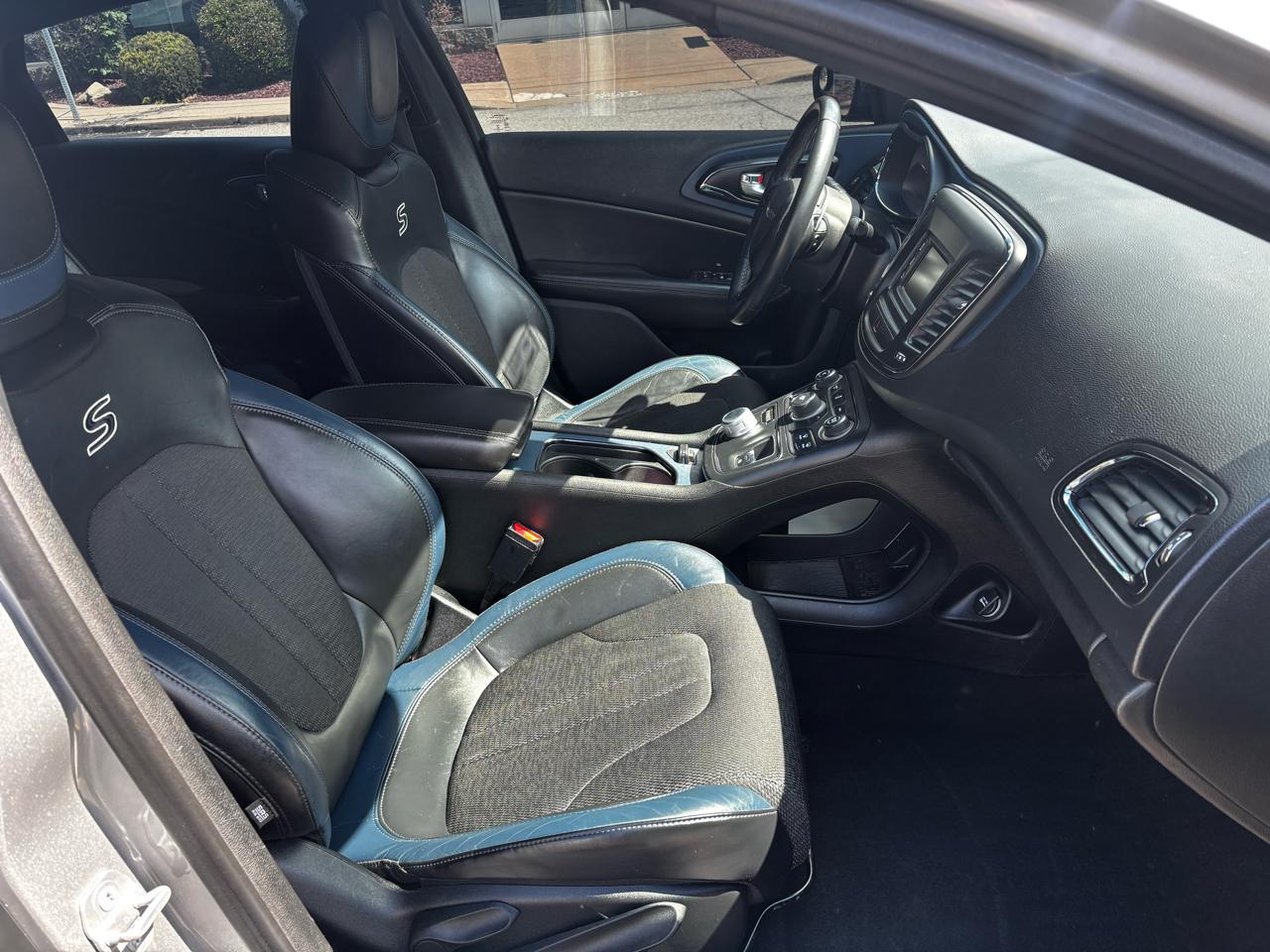 Chrysler 200 4dr Sdn S AWD 2015
