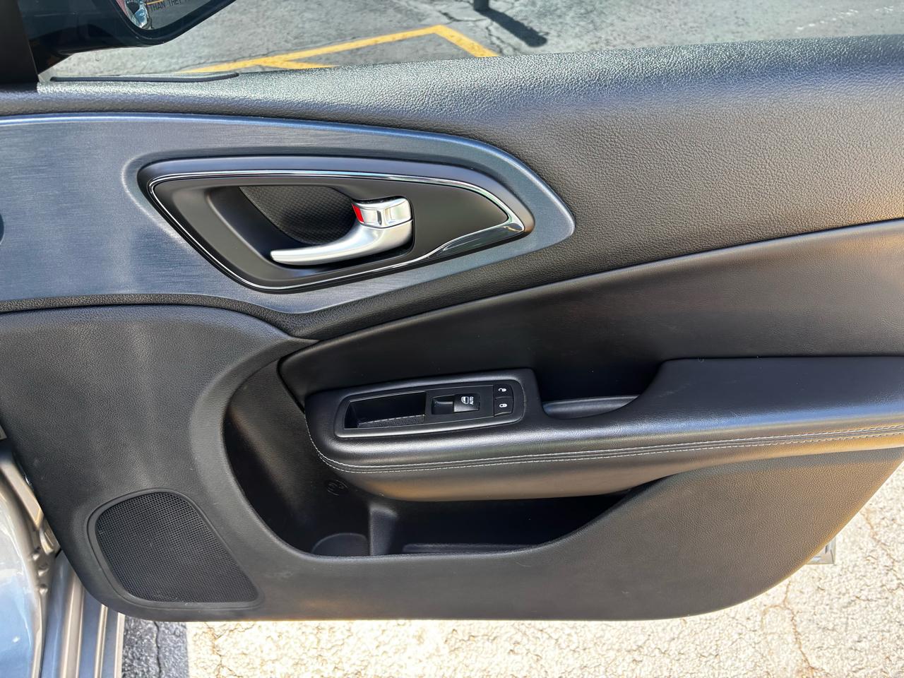 Chrysler 200 4dr Sdn S AWD 2015