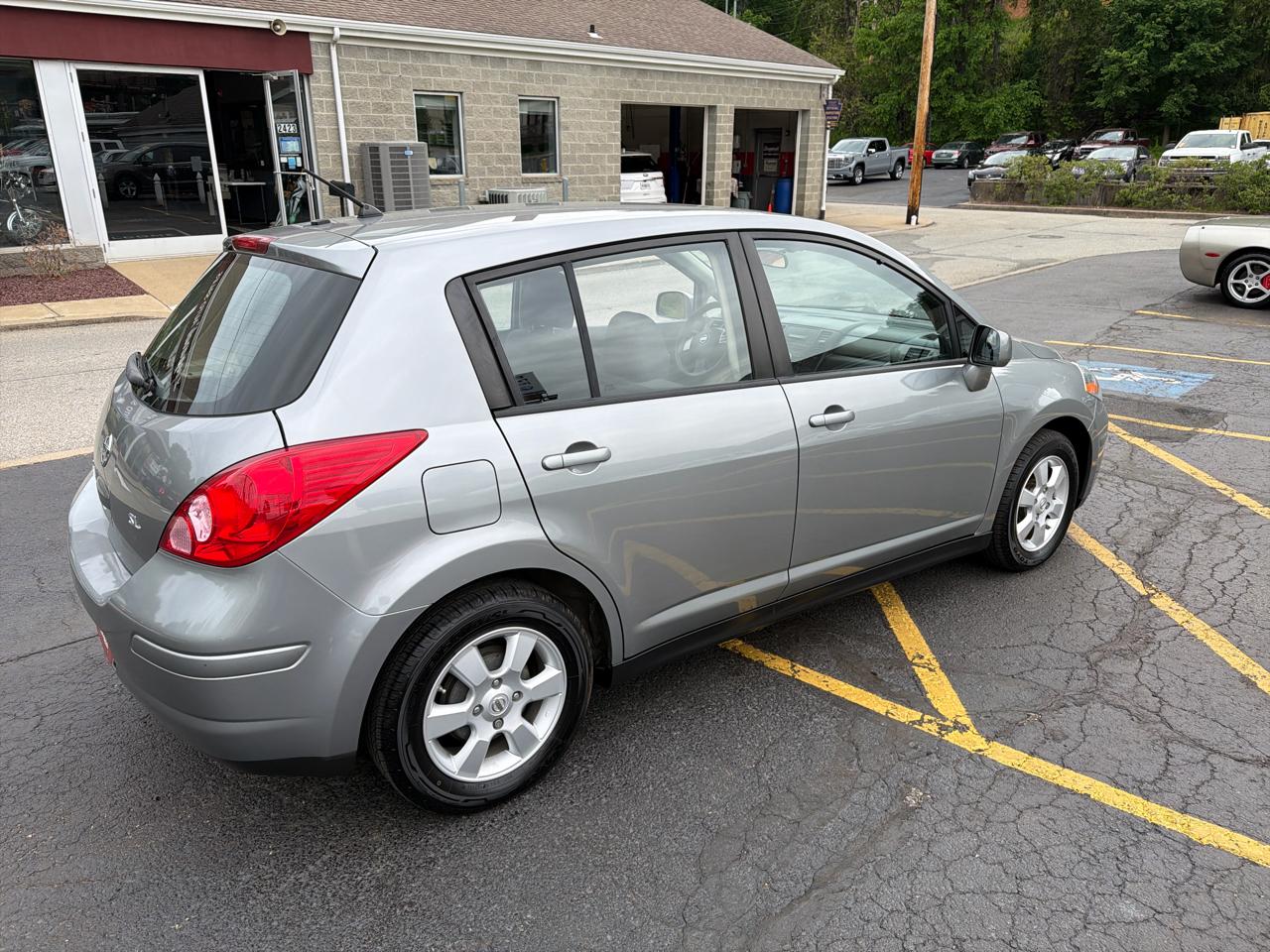 Nissan Versa 5dr HB I4 CVT 1.8 SL 2008