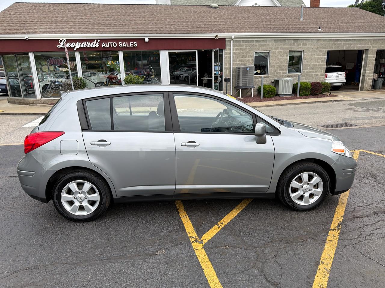 Nissan Versa 5dr HB I4 CVT 1.8 SL 2008