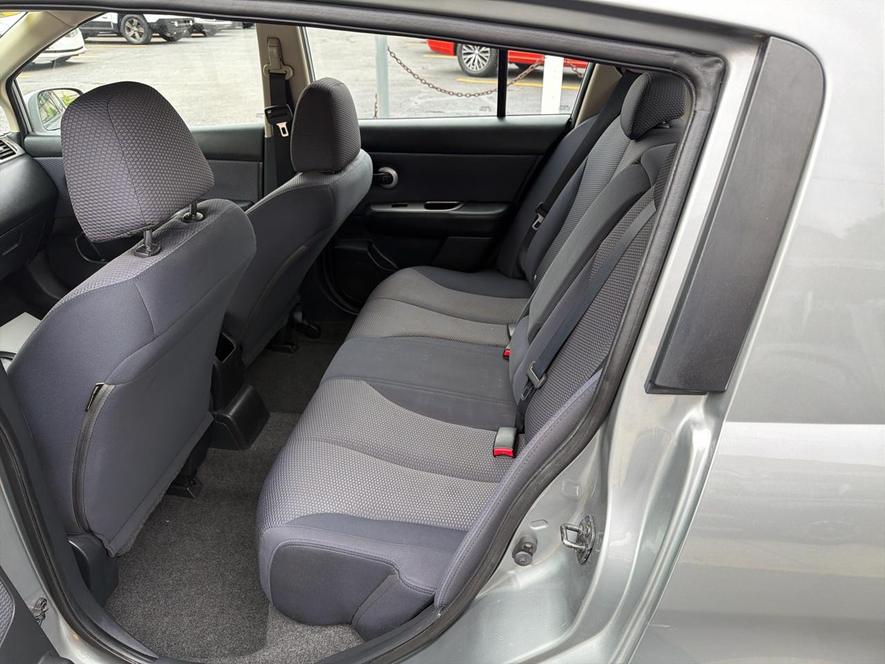 Nissan Versa 5dr HB I4 CVT 1.8 SL 2008