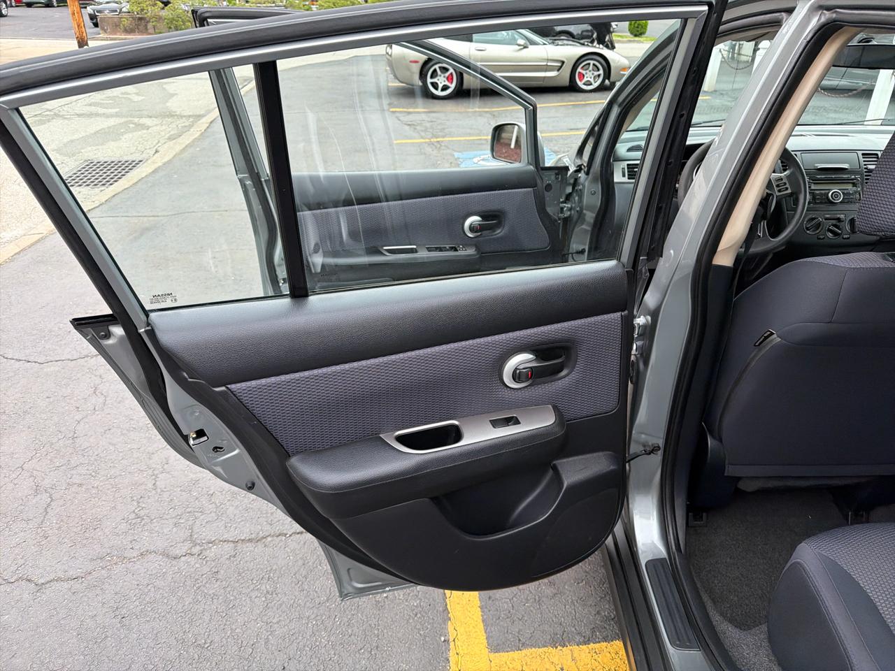 Nissan Versa 5dr HB I4 CVT 1.8 SL 2008