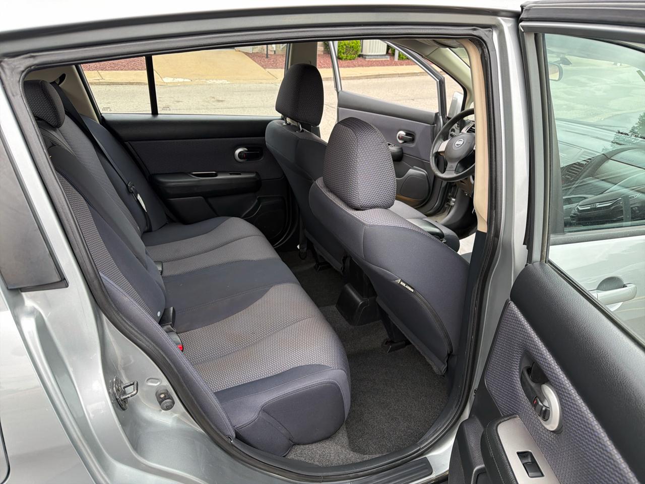 Nissan Versa 5dr HB I4 CVT 1.8 SL 2008