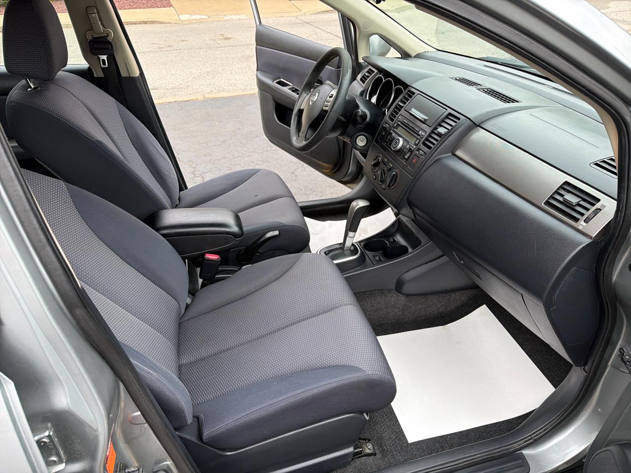 Nissan Versa 5dr HB I4 CVT 1.8 SL 2008
