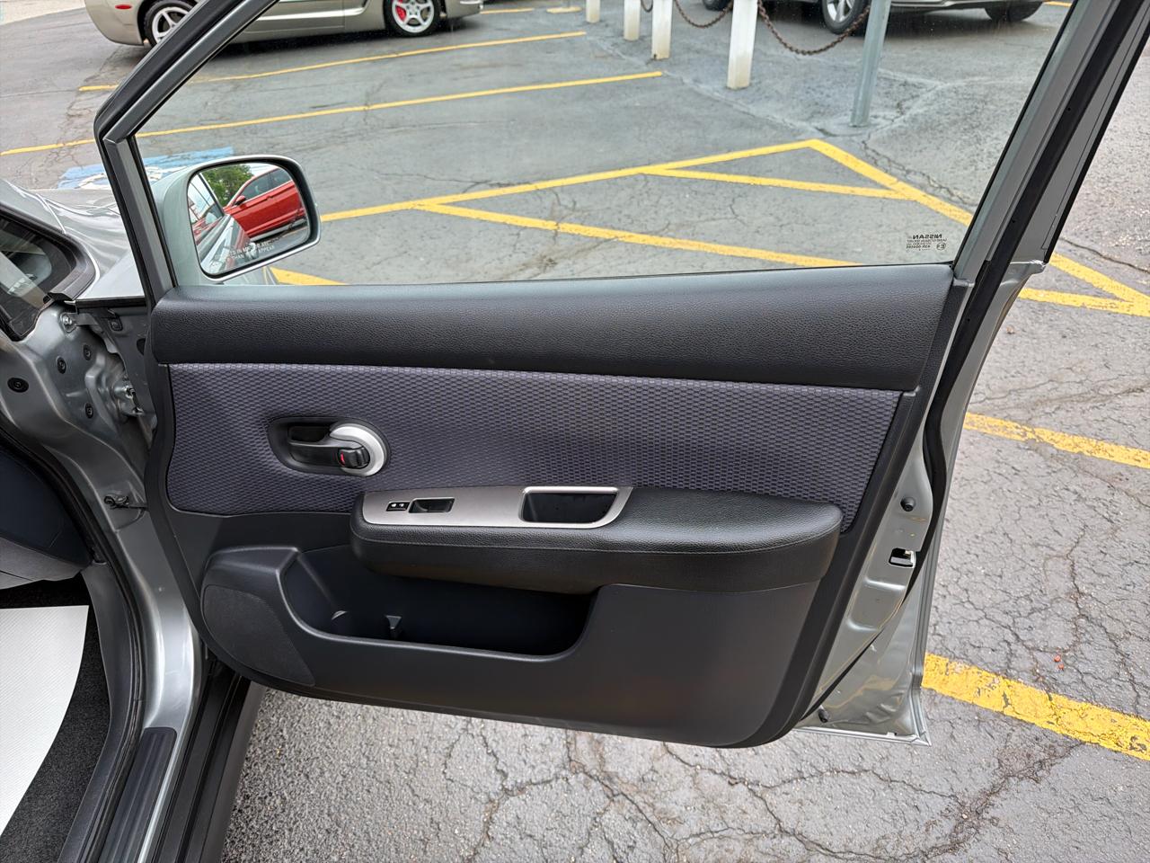 Nissan Versa 5dr HB I4 CVT 1.8 SL 2008