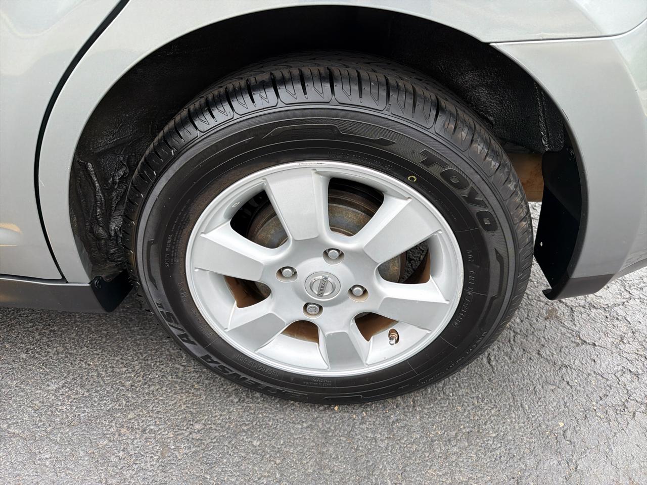 Nissan Versa 5dr HB I4 CVT 1.8 SL 2008