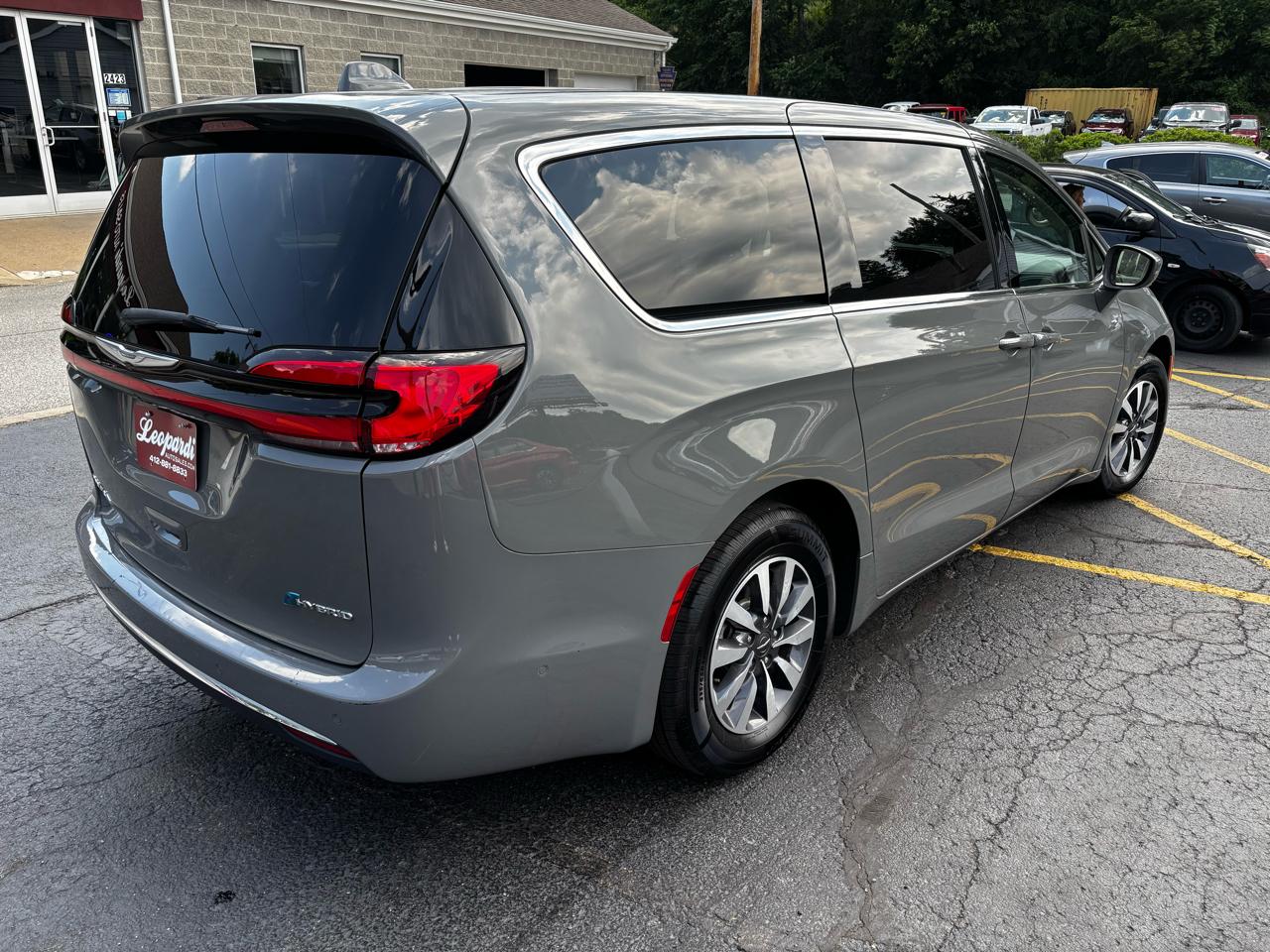 Chrysler Pacifica Hybrid Touring L FWD 2022