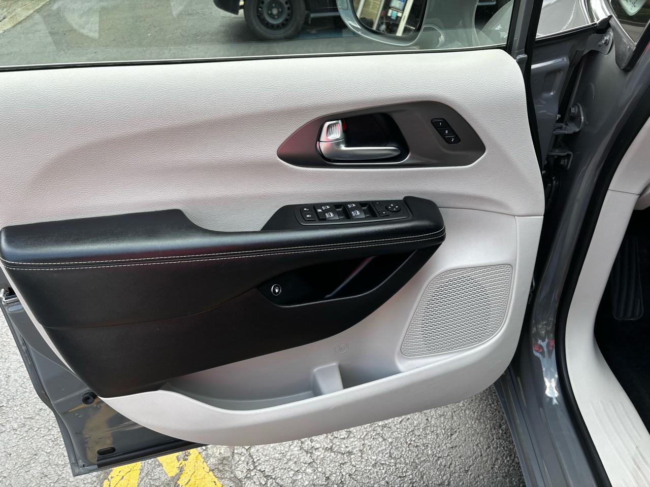 Chrysler Pacifica Hybrid Touring L FWD 2022