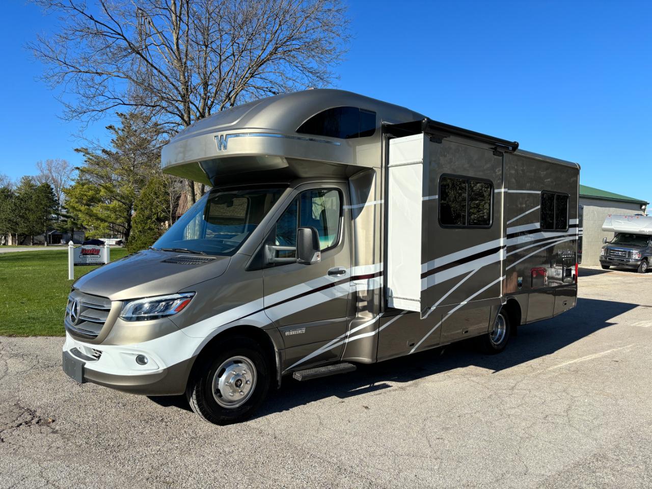 Winnebago Navion  2021