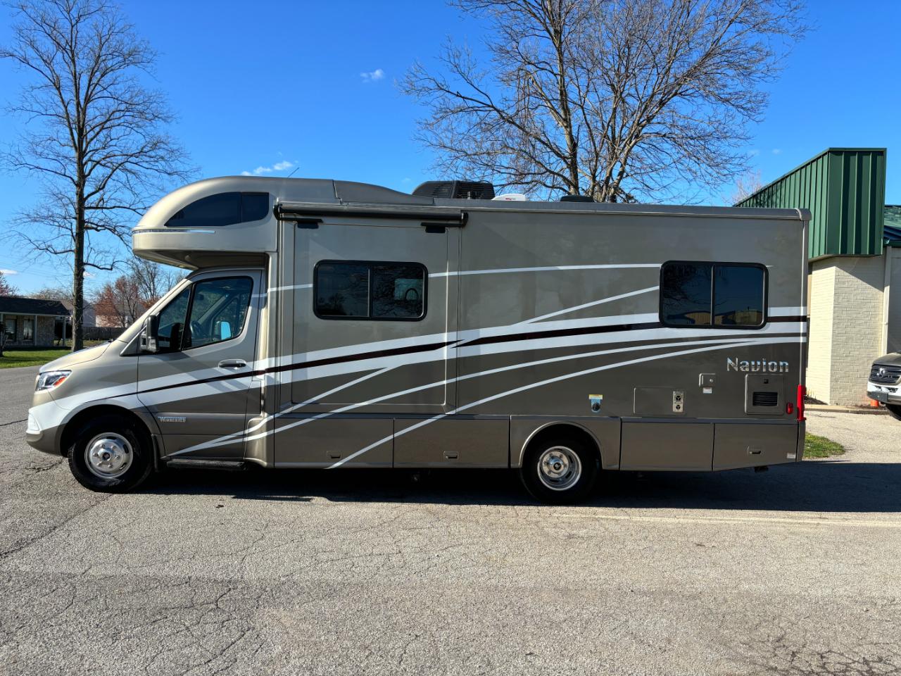 Winnebago Navion  2021
