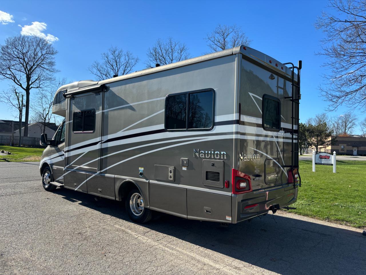 Winnebago Navion  2021